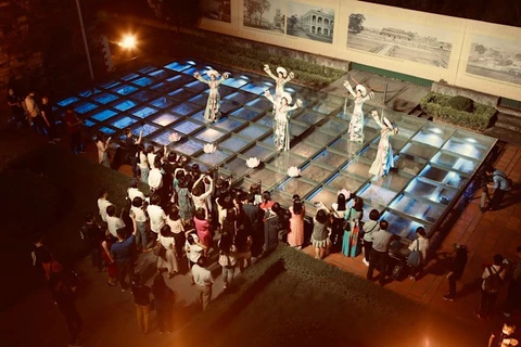 Du khách trải nghiệm tour đêm “Giải mã Hoàng thành Thăng Long”. (Ảnh: Trung tâm Bảo tồn Di sản Thăng Long Hà Nội)