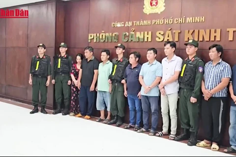 [Video] Triệt phá đường dây sản xuất, tiêu thụ xăng RON A95 giả tại TP Hồ Chí Minh
