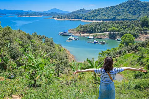 Hồ thủy điện Đa Mi-Hàm Thuận (Lâm Đồng) nằm trên lưu vực sông La Ngà, với màu nước xanh mát thu hút du khách trải nghiệm dọc theo Quốc lộ 55.