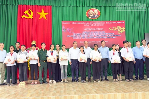 Trao quà Tết cho các em là con nuôi Đồn Biên phòng tỉnh Vĩnh Long.