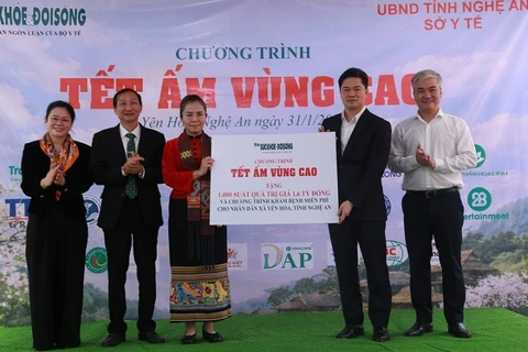 Tại Chương trình "Tết ấm vùng cao", Báo Sức khỏe & Đời Sống trao tặng quà cho bà con xã Yên Hòa với tổng trị giá khoảng 1,6 tỷ đồng.