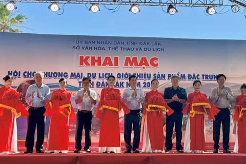 Các đại biểu cắt băng khai mạc hội chợ.