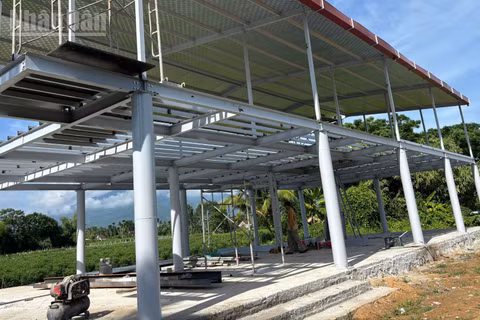 Nhà sinh hoạt cộng đồng kết hợp phòng tránh lũ do xã Hòa Thịnh vận động kinh phí xây dựng sắp hoàn thành.