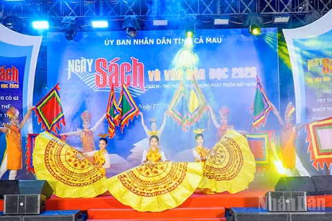 Lễ phát động tại Cà Mau được khởi động bằng nhiều tiết mục nghệ thuật đặc sắc nói về truyền thống dân tộc.