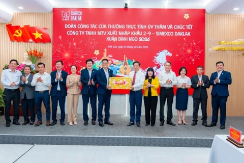 Bí thư Tỉnh ủy Đắk Lắk Lương Nguyễn Minh Triết và đoàn công tác tặng quà cho Simexco Daklak.