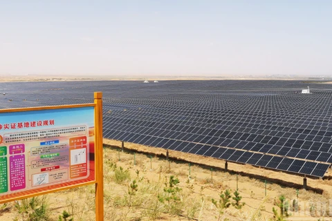 Một dự án điện mặt trời ở Khu tự trị dân tộc Hồi Ninh Hạ, Trung Quốc. (Ảnh: HỒ QUÂN)