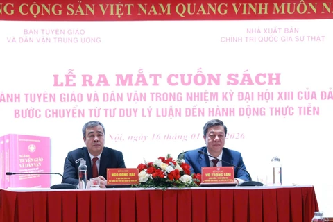 Đồng chí TS Ngô Đông Hải, Ủy viên Trung ương Đảng, Phó Trưởng Ban Tuyên giáo và Dân vận Trung ương và PGS, TS Vũ Trọng Lâm, Ủy viên Ban Chấp hành Đảng bộ các cơ quan Đảng Trung ương, Bí thư Đảng ủy, Giám đốc - Tổng Biên tập Nhà xuất bản Chính trị quốc gia Sự thật chủ trì buổi lễ.