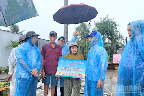 Đoàn công tác của Ủy ban Mặt trận Tổ quốc Việt Nam tỉnh Cà Mau trao hỗ trợ bước đầu cho hộ dân bị ảnh hưởng bởi thiên tai trên địa bàn xã Khánh Bình.