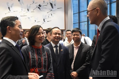 Chủ tịch thành phố Đà Nẵng Phạm Đức Ấn trao đổi với các doanh nghiệp Nhật Bản. (Ảnh: ANH ĐÀO)