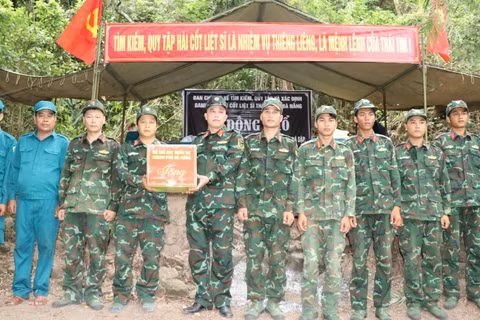 Đại tá Trần Hữu Ích trao quà, động viên cán bộ, chiến sĩ Đội tìm kiếm, quy tập hài cốt liệt sĩ của Bộ Chỉ huy Quân sự thành phố đang thực hiện nhiệm vụ tại hiện trường.