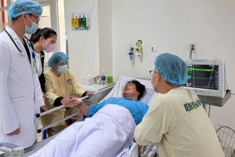 Các bác sĩ thăm khám cho bệnh nhân Kim J.H sau thời gian điều trị.