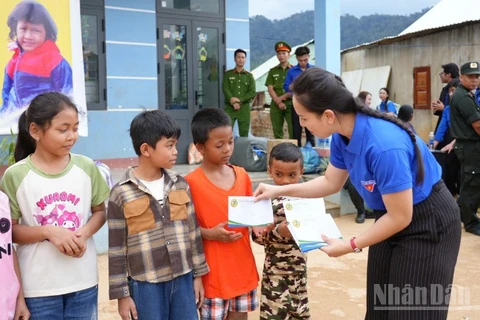 Đoàn Trường đại học Sư phạm - Đại học Đà Nẵng trao kinh phí hỗ trợ cho học sinh có hoàn cảnh khó khăn trên địa bàn. (Ảnh: GIA HÂN)