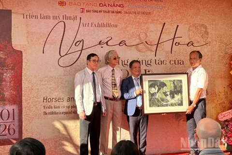 Đại diện gia đình cố họa sĩ Lê Bá Đảng trao tặng tranh cho Bảo tàng Mỹ thuật-Bảo tàng Đà Nẵng. (Ảnh: ANH ĐÀO)