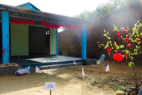 Một người dân ở bản Tăng Ký, xã Kim Ngân, tỉnh Quảng Trị làm nhà ngay tại nơi quả bom lớn còn sót lại sau chiến tranh mà không hề hay biết