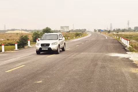 Một đoạn thuộc dự án xây dựng Quốc lộ 12A đoạn tránh Ba Đồn vừa hoàn thành.