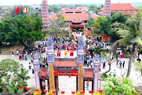 Chùa Hoằng Phúc trong ngày đầu năm mới Bính Ngọ 2026 đón rất đông người dân đến chiêm bái, tham quan.