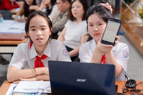 Học sinh trải nghiệm giải pháp Internet an toàn trong trường học - Safegate School Plus. (Ảnh: MSD)
