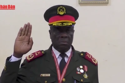 [Video] Guinea-Bissau có tổng thống chuyển tiếp sau đảo chính, cựu lãnh đạo sang Senegal 