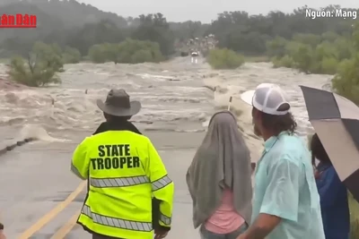 [Video] Hệ thống cảnh báo gây tranh cãi trong thảm kịch lũ quét ở Texas, Mỹ