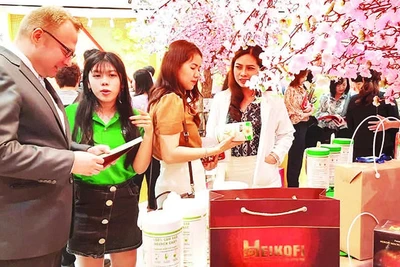 Doanh nghiệp lương thực thực phẩm trưng bày sản phẩm tại showroom Trung tâm Xúc tiến Thương mại và Đầu tư Thành phố Hồ Chí Minh.