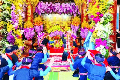 Lễ dâng trong lễ hội Cơm mới, một màn múa cầu mùa trước đền.