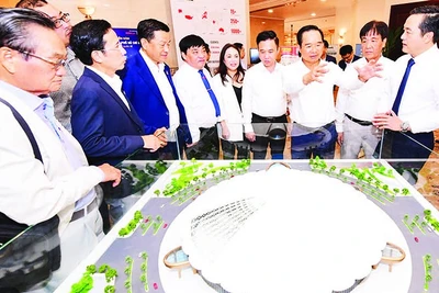 Lãnh đạo thành phố tham quan một gian hàng tại sự kiện của ngành công thương cuối tháng 9. (Ảnh CTV)