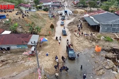 [Video] Indonesia cần 2 đến 3 tháng để khắc phục hậu quả mưa lũ tại Sumatra 