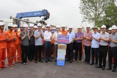 Ban Lãnh đạo và Công đoàn EVNNPC thăm hỏi, động viên các đội xung kích tham gia hỗ trợ khắc phục bão số 5 tại Hà Tĩnh.