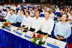 Lãnh đạo Ủy ban nhân dân Phường Duyên Hải, tỉnh Vĩnh Long và Công ty Nhiệt điện Duyên Hải trao học bổng cho đại diện học sinh-sinh viên vượt khó học giỏi trên địa bàn. 