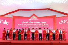Các đại biểu thực hiện nghi thức khánh thành công trình Trạm biến áp 500kV Vĩnh Yên và đường dây đấu nối. (Ảnh: LÊ CHI)