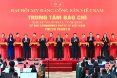Thường trực Ban Bí thư Trần Cẩm Tú và các đại biểu cắt băng khai trương Trung tâm Báo chí Đại hội XIV của Đảng. (Ảnh: THỦY NGUYÊN)