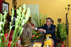 Thường trực Ban Bí thư dâng hương tưởng niệm Chủ tịch Hồ Chí Minh tại Nhà 67, Khu di tích Chủ tịch Hồ Chí Minh tại Phủ Chủ tịch. (Ảnh: DUY LINH)