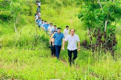 Đồng chí Lê Quang Trinh (người đi đầu), Chủ tịch Ủy ban nhân dân xã Si Pa Phìn cùng các đồng chí lãnh đạo tỉnh Điện Biên kiểm tra tiến độ thực hiện các dự án hỗ trợ sản xuất trên địa bàn xã Si Pa Phìn