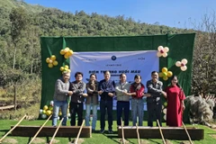 Các đồng chí lãnh đạo xã Chiềng Sinh cùng nhà tài trợ khởi công xây dựng điểm trường Huổi Máu cho học sinh con em đồng bào các dân tộc thiểu số tại địa bàn.