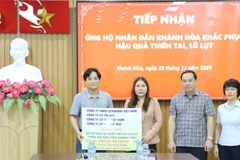 Ủy ban Mặt trận Tổ quốc Việt Nam tỉnh Khánh Hòa tiếp nhận các phần quà, góp phần khắc phục hậu quả thiên tai. 