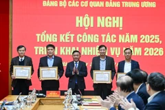Thường trực Ban Bí thư Trần Cẩm Tú, Bí thư Đảng ủy các cơ quan Đảng Trung ương trao bằng khen cho các tập thể hoàn thành xuất sắc nhiệm vụ năm 2025. (Ảnh: DUY LINH) 