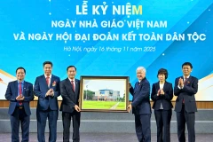 Đồng chí Đỗ Văn Chiến, Ủy viên Bộ Chính trị, Phó Chủ tịch Quốc hội trao tặng Học viện bức ảnh lưu niệm Nhà Quốc hội. (Ảnh: THỦY NGUYÊN)