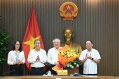Thay mặt Ban Chỉ đạo 35 Trung ương, đồng chí Ngô Đông Hải chúc mừng Ban Chỉ đạo 35 Đảng ủy Chính phủ. (Ảnh: DUY LINH)