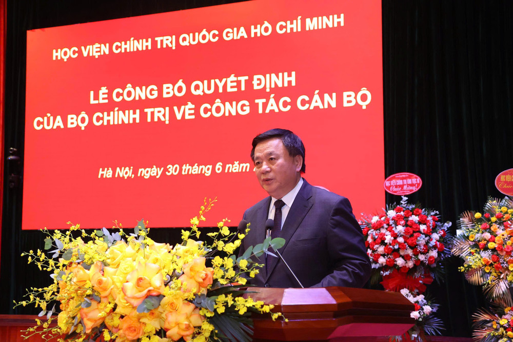 Đồng chí Nguyễn Xuân Thắng, Ủy viên Bộ Chính trị, Giám đốc Học viện Chính trị quốc gia Hồ Chí Minh, Chủ tịch Hội đồng Lý luận Trung ương phát biểu tại lễ trao quyết định của Bộ Chính trị về công tác cán bộ tại Học viện Chính trị quốc gia Hồ Chí Minh. gen-h-30-a-t.jpg