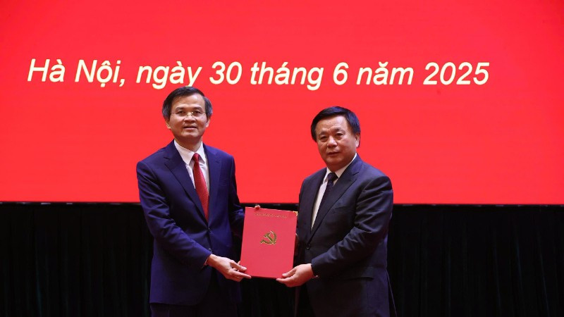Đồng chí Nguyễn Xuân Thắng, Ủy viên Bộ Chính trị, Giám đốc Học viện Chính trị quốc gia Hồ Chí Minh, Chủ tịch Hội đồng Lý luận Trung ương trao quyết định của Bộ Chính trị về công tác cán bộ cho đồng chí Đoàn Minh Huấn. gen-h-30-hai-anh-8207.jpg