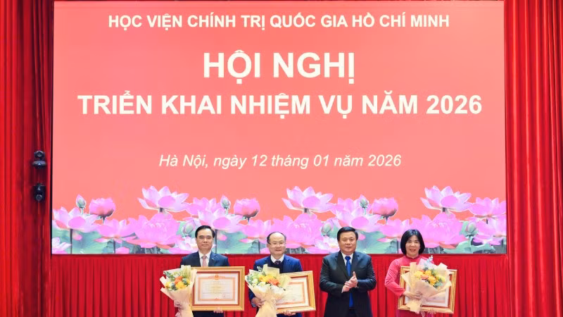 Đồng chí Nguyễn Xuân Thắng, Ủy viên Bộ Chính trị, Giám đốc Học viện Chính trị quốc gia Hồ Chí Minh, Chủ tịch Hội đồng Lý luận Trung ương trao Bằng khen của Thủ tướng Chính phủ tặng các cá nhân có thành tích xuất sắc. (Ảnh: THẾ ĐẠI)