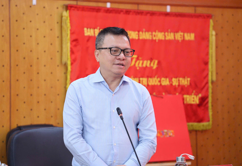 Đồng chí Lê Quốc Minh, Ủy viên Trung ương Đảng, Tổng Biên tập Báo Nhân Dân, Phó Trưởng Ban Tuyên giáo và Dân vận Trung ương, Chủ tịch Hội Nhà báo Việt Nam phát biểu tại buổi lễ bàn giao cơ sở nhà đất với Nhà xuất bản Chính trị quốc gia Sự thật. gen-h-anh-minh.jpg