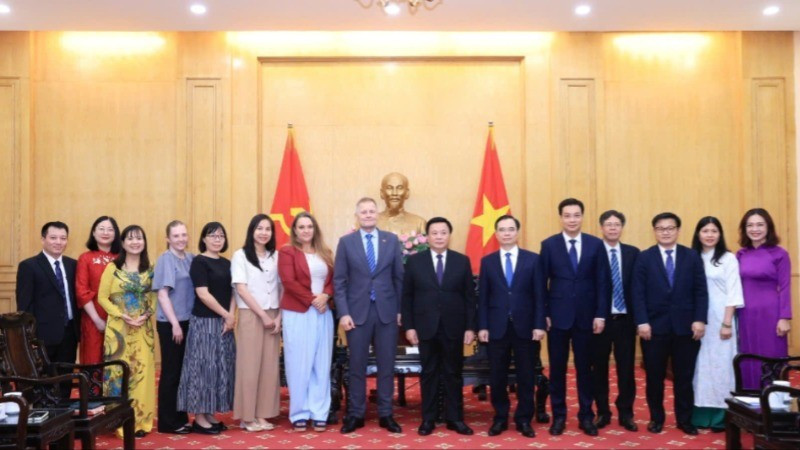 Đại sứ Đan Mạch tại Việt Nam Nicolai Prytz và đoàn công tác chụp ảnh chung với cán bộ lãnh đạo, giảng viên của Học viện Chính trị quốc gia Hồ Chí Minh. gen-h-1106-anh-chung-6579-2729.jpg