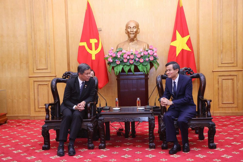 Đồng chí Đoàn Minh Huấn, Ủy viên Trung ương Đảng, Phó Giám đốc Thường trực Học viện Chính trị quốc gia Hồ Chí Minh và ngài Chan Chun Sing, Phó Tổng Thư ký Đảng Hành động Nhân dân Singapore, Bộ trưởng Điều phối các Dịch vụ Công kiêm Bộ trưởng Quốc phòng Singapore. gen-h-2107.jpg