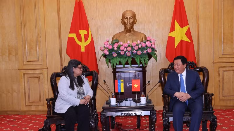 Đồng chí Nguyễn Xuân Thắng và bà Tataina Pugh Moreno tại buổi làm việc.