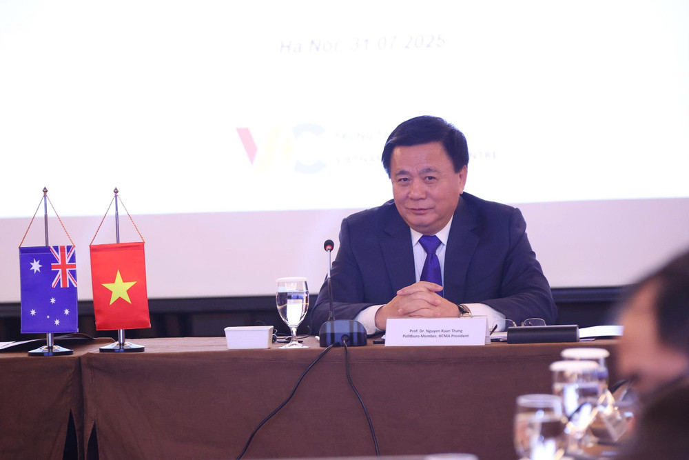 Đồng chí Nguyễn Xuân Thắng, Ủy viên Bộ Chính trị, Giám đốc Học viện Chính trị quốc gia Hồ Chí Minh, Chủ tịch Hội đồng Lý luận Trung ương, Trưởng ban Chỉ đạo Dự án Trung tâm Việt-Úc (VAC) tại cuộc họp sơ kết 3 năm hoạt động của Trung tâm và thảo luận định hướng hoạt động trong thời gian tới. gen-h-0108-a-thang.jpg