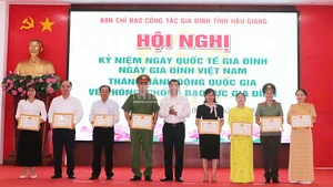 Tuyên dương các tập thể, cá nhân có thành tích xuất sắc trong triển khai thực hiện công tác gia đình và phòng, chống bạo lực gia đình năm 2024.