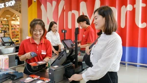 Khách hàng dễ dàng tìm hiểu thông tin hàng hóa có hệ thống truy xuất nguồn gốc. (Ảnh minh họa: Báo Nhân Dân)