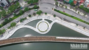 Sân khấu nổi với khán đài trong dự án cải tạo hồ Hoàng Cầu đã hoàn thiện nhiều hạng mục quan trọng, khu vực này sẽ là không gian tổ chức sự kiện ngoài trời quy mô lớn.