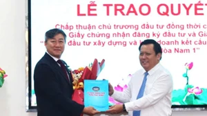 Phó Chủ tịch Ủy ban nhân dân tỉnh Tây Ninh Huỳnh Văn Sơn trao Quyết định chấp thuận chủ trương đầu Công ty trách nhiệm hữu hạn Hoàn Cầu Long An.